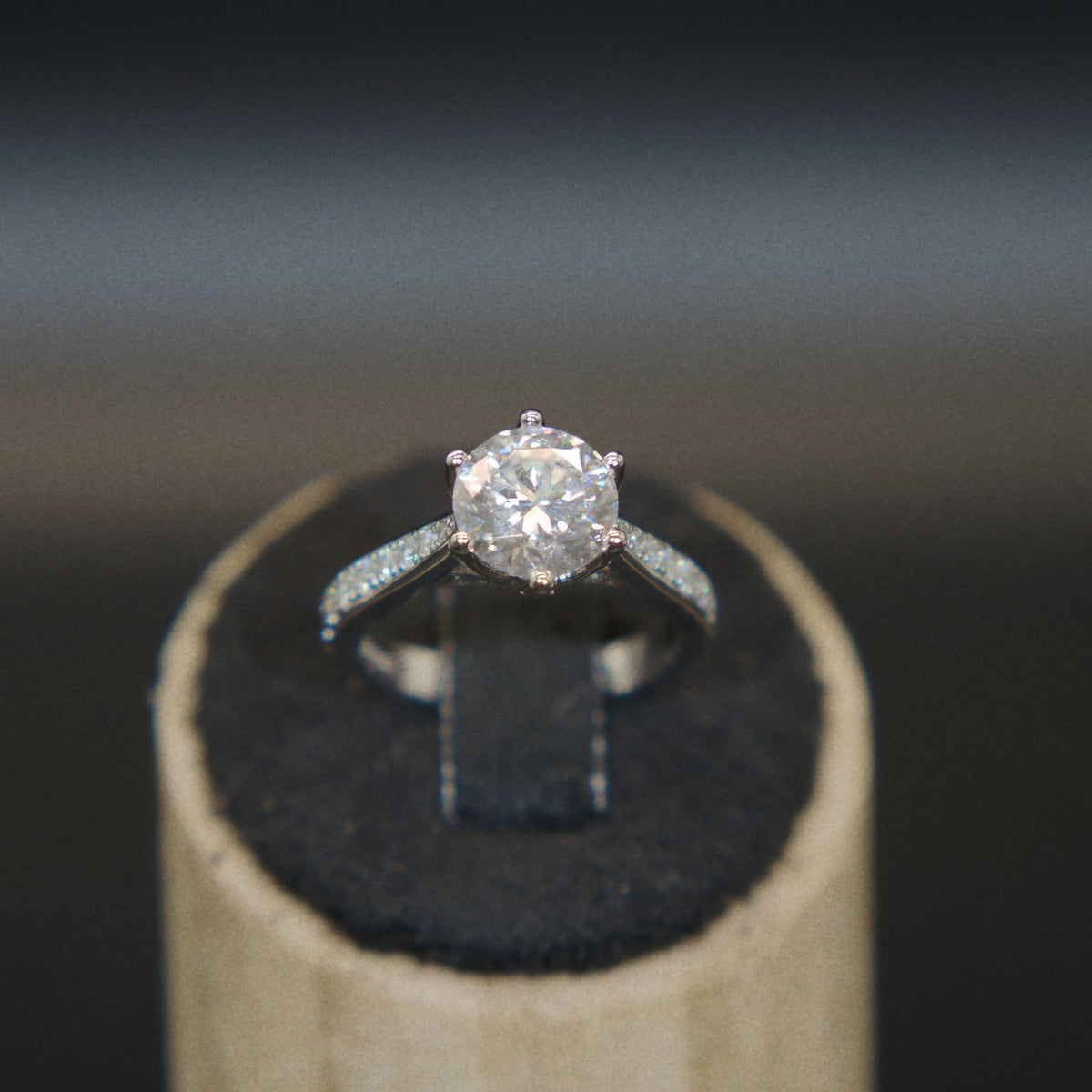 Crystal (Luxurious six-prong)